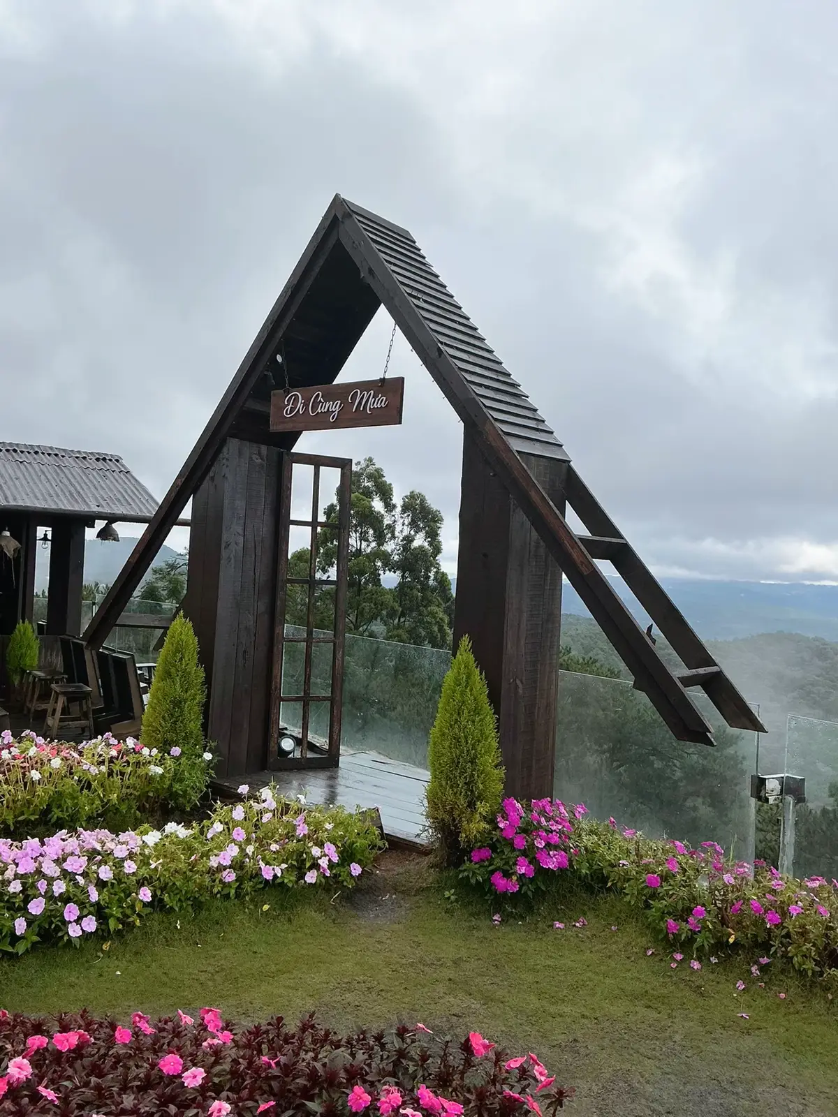 Cà Phê Đi Cùng Mưa Đà Lạt 📍 Đối diện KDL Cáp Treo, 3 Bis Đống Đa, Phường 3, Đà Lạt Ăn ở quán  Tiệm Nướng Trong Rừng kế bên nên sẵn qua đây chụp hình nên không có đánh giá gì được hết, nhưng view rộng, đẹp, tha hồ chụp hình 🫢 #dalat #caphe #vietnam #vietnamtravel #viral 
