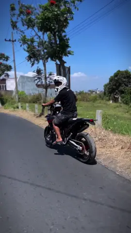 gagahh bener ni motorr🥹 KTM basic CBR 250 Cbu#KTM #supermoto #cbr250cbu #ktmsupermoto #fyp #4u 