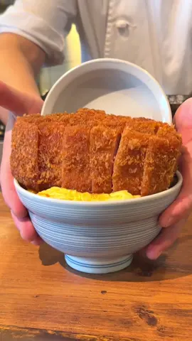 600gの極厚リブロースを豪快に盛り付けた圧巻のカツ丼！ 店名：とんかつ 丸七 最寄り駅：池袋駅（東京） じっくりと低温で火を入れた分厚い国産リブロースは驚くほどやわらかくて肉汁があふれる仕上がり！ 衣は軽やかにサクッと香ばしく甘めの和風だれがじゅわっと染みて肉の旨みがさらに引き立ちます。 そしてカツの下にはとろけるような半熟卵が隠れていて最後の一口まで食べ応え抜群！ 極厚カツ丼は4,800円。 特大600gサイズは、毎月7日・17日・27日のみ5食限定で提供。 通常サイズは180g・300gからも選べます。 住所：東京都豊島区西池袋1-12-1 Esola池袋 6F 最寄り駅：池袋駅から徒歩4分 営業時間：11:00〜20:00 定休日：不定休 #東京グルメ #カツ丼 #japanesefood 600 g thick-cut domestic rib‑eye piled high in a single katsudon at Tonkatsu Marushichi near Ikebukuro Station. Low‑temperature cooked to melt‑in‑your‑mouth tenderness, juicy meat that oozes with every bite. Crispy, light coating drenched in sweet soy dashi sauce that amplifies the pork’s flavor. Underneath lies a soft, runny egg that rounds out the dish with rich volume. The “extra‑thick” 600 g bowl is ¥4,800 and only 5 portions available on the 7th, 17th, 27th each month. Smaller options: 180 g or 300 g. Address: Esola Ikebukuro 6F, 1‑12‑1 Nishi‑Ikebukuro, Tokyo (4 min walk from Ikebukuro Station) Hours: 11:00–20:00 · Closed: irregular YouTube Title: “600 g Mega Katsu‑Don in Tokyo That MELTS in Your Mouth 🤯” Hashtags: