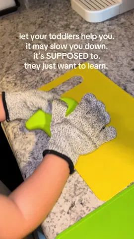 absolutely love this toddler kitchen set though! especially because it has cut-safe gloves 🫶🏻  