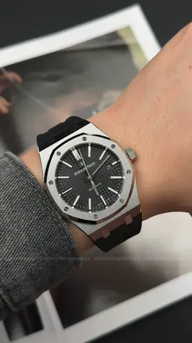 AP Royal Oak 15400 - Black Dial The iconic machine with a sharp beveled case, integrated strap and mysterious black dial - simple, masculine but unmistakable. Under the light, the tapisserie ridges slightly changed - like a whisper of time dedicated to those who understand the class.  #lucyluxury #luxury #watch #lcluxury #luxurywatches #foryou #like #diamond #VVIP #luxurylifestyle #luxuryhome