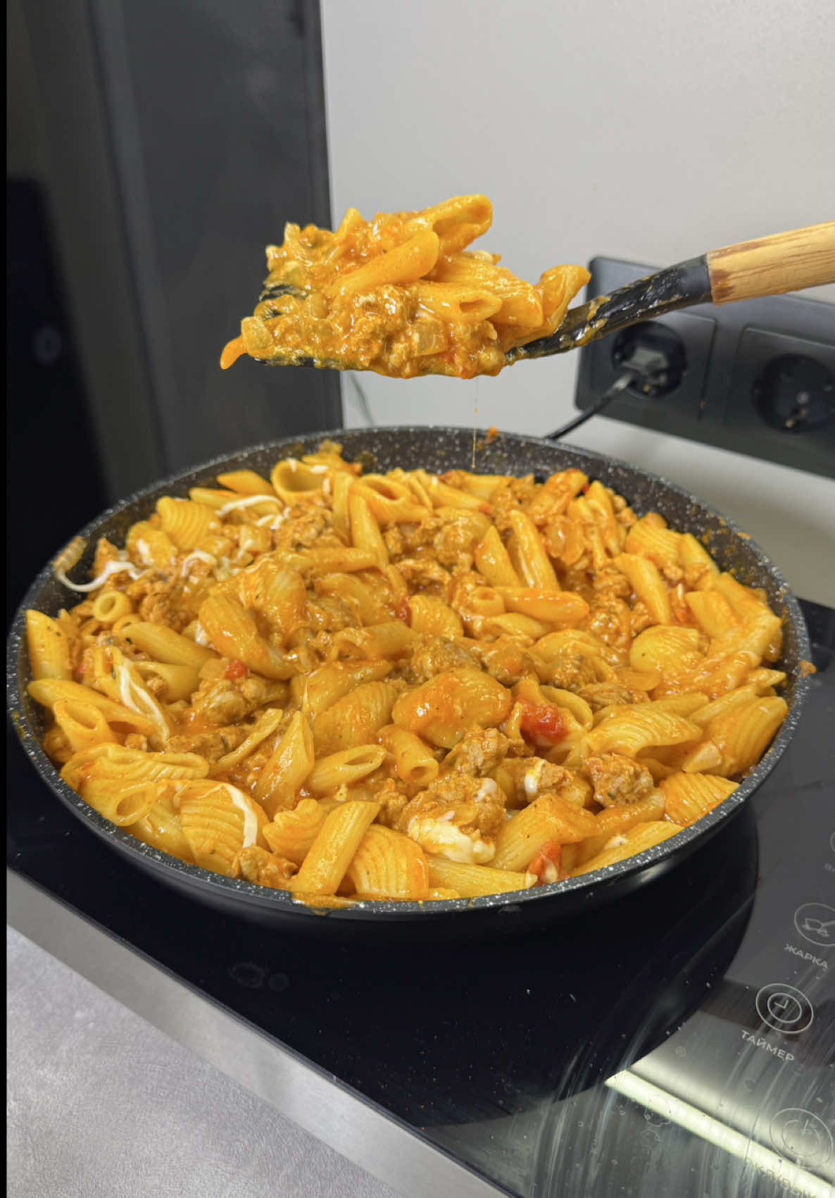 Ingredients :  • pasta  • minced turkey  • onion  • tomatoes  • tomato paste  • mozzarella cheese  • cream cheese • butter  • salt / pepper / paprika  #Recipe #cooking #EasyRecipe #dinner #FoodLover 