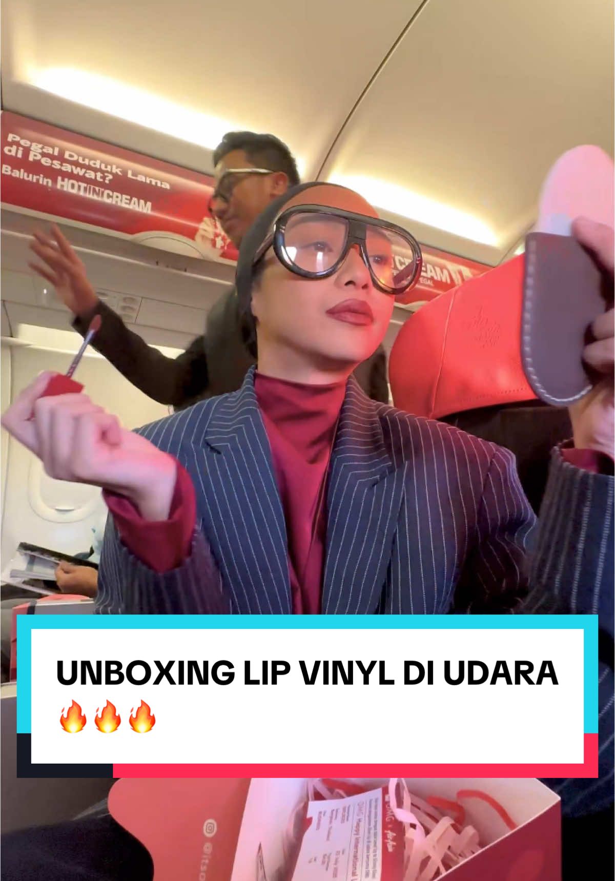 OMG LAUNCHING PRODUK DI UDARA?!💄✈️ OMG Colorlast Lip Vinyl resmi launching di udara! Girlboss Vira dan penumpang lainnya jadi yang PERTAMA cobain langsung🔥 Siapa yang udah checkout dan gak sabar swipe di bibir sendiri? Komen di bawah, Girlboss!👇✨ #OMG #OMGBeauty #LipVinylOMG #LevelUpToGlossyGlam