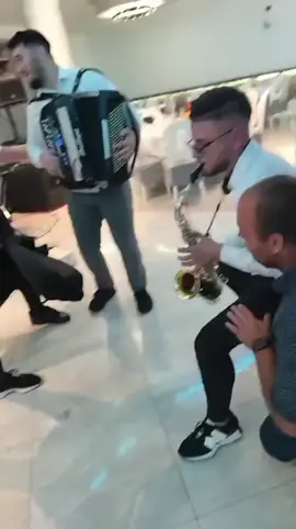 Mladi ljudi velikog srca!Bravo momci! @🪗ORK. Mihajla Savkovića🪗 @Stefan Joksimović  🎷🎼🪗Orkestar koji me je oduševio kada je moj Lazar stao ispred njih da svira. 