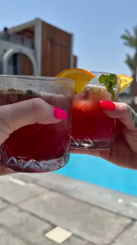 Wer braucht schon einen Traummann, wenn man eine Freundin hat die Drinks bringt. #drinktok #ägypten #hurgada #pool 