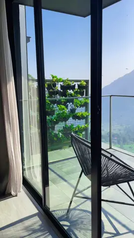 ✨ Staycation ala Hidden Paradise di Bogor ✨ Liburan kali ini nyobain nginep di The Upper Clift Resort — pilih Pakis Junior Suite Room dan langsung jatuh cinta! 😍 Kamarnya luas, nyaman banget, view-nya bikin mata adem, dan suasananya tenang jauh dari hiruk pikuk kota. 🌿 Pagi hari bisa nikmatin udara sejuk khas Bogor sambil ngopi santai di balkon pribadi. ☕🍃 Pokoknya perfect escape buat recharge energi dan healing tipis-tipis. 💆‍♀️💖 📍 The Upper Clift Resort, Bogor 🏡 Tipe Kamar: Pakis Junior Suite Room ⏰ Cocok buat weekend getaway atau liburan bareng pasangan/keluarga #TheUpperCliftResort #PakisJuniorSuiteRoom #BogorStaycation #StaycationBogor #ResortBogor #HiddenGemBogor #ViralBogor #HotelEstetikBogor #HealingDiBogor #WeekendGetaway #ViewBagusBogor #TempatViralBogor #FypTikTok #viralstaycation 