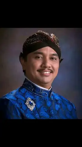 Selayang pandang, bikin TerMul Jingkrak-Jingkrak  ROY SURYO TERNYATA SEORANG NINGRAT Nama dan gelar lengkapnya adalah K.R.M.T. Roy Suryo Notodiprojo, sementara nama kecilnya atau nama lahirnya Raden Mas Roy Suryo Udoro, beliau lahir pada 18 Juli 1968 di Yogyakarta Beliau merupakan Putra dari pasangan Prof. Dr. Kanjeng Pangeran Haryo Soejono PH, SpS., SpKJ dan Raden Ayu Soeratmiyati Notonegoro Sumber  Sejarah Cirebon Jabar #fyi #fyp 