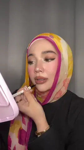 Tried my best, sorry kalau tak perfect 🥹 and yes i tak pakai eyeshadow/ powder/setting spray hehe Base: bobbi brown vitamin enriched face base Cushion: skintific velvet matte cushion code 02 Contour & bronzer: sheglam sun sculpt liquid contour in clay/ focallure contour stick code 03 Eyebrow: focallure pro-shape eyebrow code br01 Eyeliner: silkygirl wing it sharp liner Mascara: rohina aidil adha edition Lower lashes: judydoll iron mascara Blusher: 4uc flower blush code 05 tulip Highlighter: dior Lipliner: sheglam code neutral Lipmatte: sobella code toasted almond Lip gloss: catrice lip plumper code 040