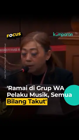 Dalam sidang Mahkamah Konstitusi (MK) perkara Nomor 37/PUU-XXIII/2025, dua penyanyi, Rina Aprilla (Rinna April) dan Denny Rachman (Azum), mengaku takut membawakan lagu ciptaan musisi Indonesia karena ancaman pidana dari UU Hak Cipta. Rinna, penyanyi profesional selama 30 tahun, menyebut banyak penyanyi di grup WhatsApp membahas ketakutan serupa. Mereka kini lebih memilih menyanyikan lagu Barat demi menghindari risiko hukum. Ia menambahkan, bayaran yang diterima per tampil antara Rp 300 ribu–Rp 1,5 juta tidak akan cukup bila harus membayar royalti jutaan rupiah untuk setiap lagu. Azum, penyanyi sejak 2011, menceritakan pengalamannya dilarang membawakan lagu Anji karena sang musisi hadir di lokasi. Ia pun terpaksa mengubah daftar lagu secara mendadak. Azum menyebut isu royalti bahkan membuat outlet tempatnya bekerja berencana memotong honor penyanyi. Ia khawatir tidak bisa lagi menyanyikan lagu-lagu yang diminati pengunjung. Permohonan perkara ini diajukan lima pelaku pertunjukan, termasuk T’Koes Band dan Saartje Sylvia. Mereka mempersoalkan Pasal 9 ayat (2) UU Hak Cipta yang dinilai menimbulkan ketidakpastian hukum. T’Koes Band, misalnya, dilarang membawakan lagu-lagu Koes Plus sejak 22 September 2023, meski telah membayar royalti ke LMK dan memberikan kompensasi ke sebagian ahli waris. Perkara ini juga dikaitkan dengan kasus Agnez Mo, yang digugat dan dipidana oleh pencipta lagu “Bilang Saja”, Ari Bias, karena dianggap melanggar hak cipta. Majelis hakim menghukum Agnez Mo membayar ganti rugi Rp 1,5 miliar dan kasusnya dilaporkan ke kepolisian. 📸: Dok. YouTube Mahkamah Konstitusi. Follow WhatsApp Channel kumparan untuk dapat Informasi terpercaya dikirim langsung ke WhatsApp kamu. Ketik kum.pr/WAchannel di browser kamu sekarang, agar bisa share informasi tanpa ragu. #focus #royaltikafe #news #videonews #royalti #kafe #musik #royaltimusik #denda #bayarroyalti #info #beritaterkini #berita #infoterkini #bicarafaktalewatberita #kumparan
