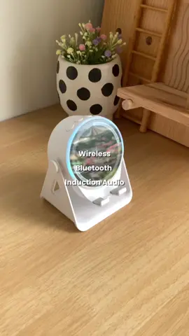 Canggihnya weh speaker jaman now 😍 Letak je phone, terus keluar bunyi, jimat masa betul!  #aestheticgadget #tiktokfinds #inductionaudio #gadgetviral #canggihminimal #audiostand  #aesthetictech #speakerviral #bluetoothspeaker #wirelessbluetooth #barangviral 