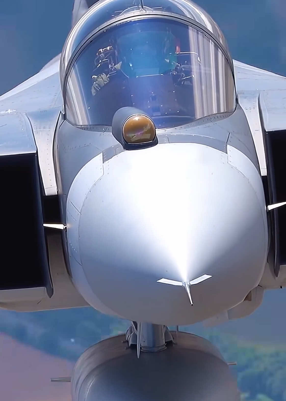 Credit fraproductionsyt SAAB Gripen E ที่ขับเคลื่อนด้วยระบบ AI เป็นหนึ่งในไฮไลต์ของปีนี้ในงาน Royal International Air Tattoo 2025 ที่ฐานทัพอากาศ RAF Fairford ไม่นานก่อนจะมาถึง พวกเขาได้บินในฟอร์เมชันสองลำอย่างเฉียบคม สมบูรณ์แบบ และน่าทึ่ง ตามหลังเครื่อง Skyvan เพื่อถ่ายภาพกับทีม @aviationphotocrew เหนือน่านฟ้าสหราชอาณาจักร! #jas39gripen  #Saab  #airplane  #sweden  #fyp
