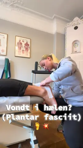 Slik kan du teipe foten ved hælspore (plantar fasciit) 🦶 1️⃣ Start med et anker rundt foten (ikke for stramt)   2️⃣ Teip fra side til side - under foten (her kan du stramme lett)  3️⃣ Fest med et nytt anker rundt.                                                4️⃣Du kan avslutte med én ekstra teip rundt hele foten for ekstra bedre hold  💡Teipen skal sitte godt, men ikke hindre blodsirkulasjonen!            #plantarfascia #hälsporre #naprapat #plantarfasciitis #fysio #kiropraktor #psyiotherapy #footpain #footpaintreatment #footpainrelief #tips #fyp #foryou #helsetips #foottaping 