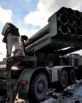 BM-27 Uragan 🇷🇺  BM-27 Uragan (Rusia: Ураган, 'hurricane'; indeks Grau 9P140) merupakan sistem peluncur roket multiple self-propelled dirancang di Uni Soviet. Ini dimulai dengan layanan tentara Uni Soviet pada akhir tahun 1970, sebagai spin modern pertama dan sirip stabil peluncur roket ganda berat. Sistem ini mampu meluncurkan roket 220 mm dari 16 tabung peluncuran dipasang di bagian belakang dari chassis 8x8 135-Zil. Kendaraan ini sangat mirip dengan yang digunakan dalam sistem roket penerbangan FROG-7. Ini memiliki 2 mesin bensin kekuatan 20 ton dengan kecepatan maksimum 65 kilometer per jam. Salah satu mesin penggerak 4 roda di sebelah kiri truk sedangkan mesin lainnya menggerakkan 4 roda di sebelah kanan. Zil-135 memiliki 8 wheel drive, tetapi hanya as roda depan dan belakang digunakan untuk kemudi. Ini memiliki daya jelajah maksimum 500 kilometer. #bm27uragan #bm27 #military #rusia🇷🇺 @arie_ussr 