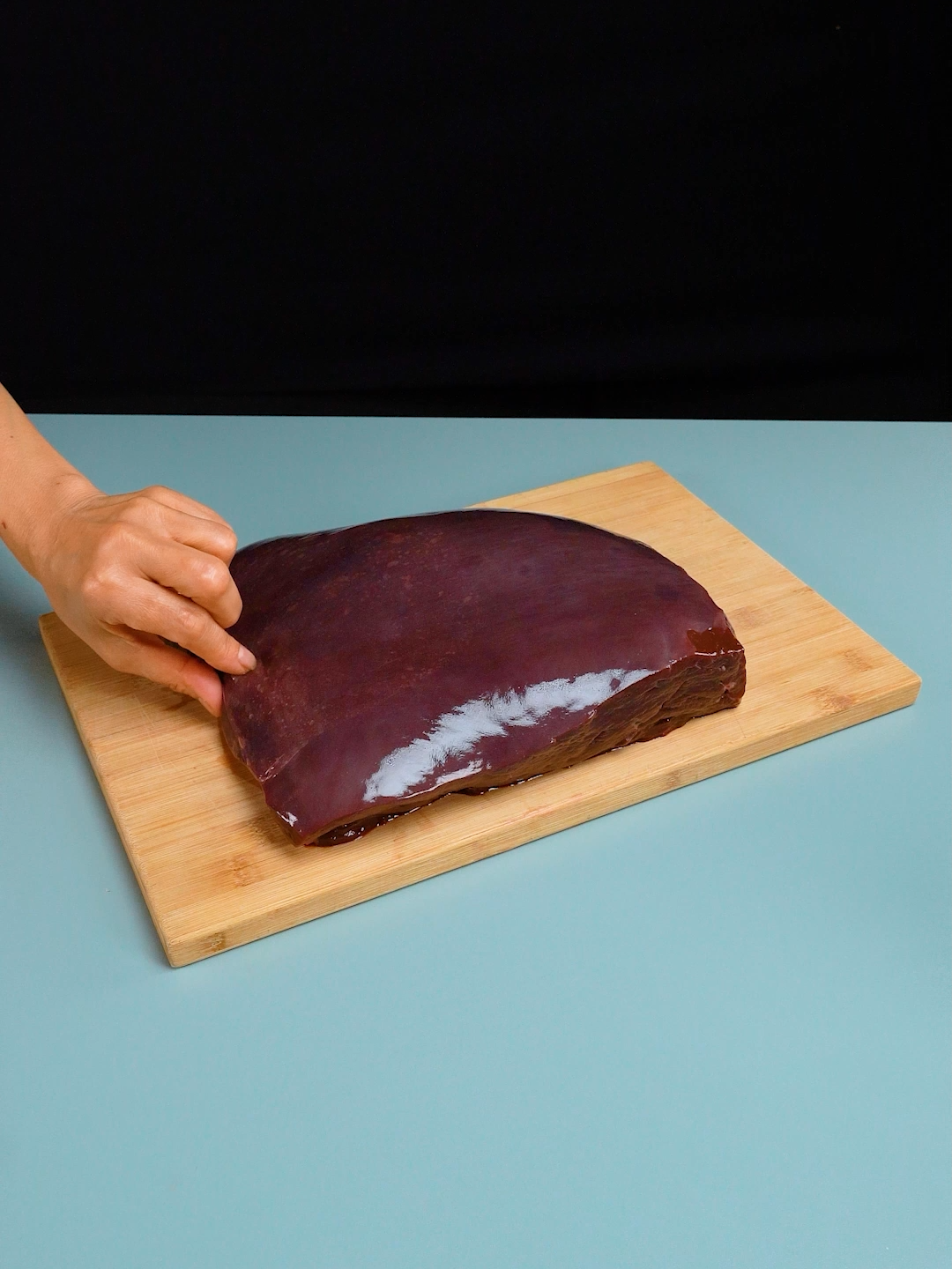 The famous liver recipe that is driving the world crazy! Ingredients beef liver: 1.5 kg (3 lb) milk: 1 l (34 pt) soft butter: 30 g (1.1 oz) oat flakes: 200 g (7.1 oz) parsley: 10 g (0.4 oz) scallions: 10 g (0.4 oz) onion: 1 pc carrot: 1 pc garlic: 15 g (0.5 oz) cabbage: 250 g (8.8 oz) mushrooms: 200 g (7.1 oz) eggs: 3 pc chili paprika: 2 g (0.1 oz) salt: 3 g (0.1 oz) black pepper: 2 g (0.1 oz) salt: 2 g (0.1 oz) mozzarella: 100 g (3.5 oz) Additionally tomatoes: 2 pc red onion: 1 pc parsley: 10 g (0.4 oz) red chili pepper: 1 pc olive oil: 30 ml (1.0 fl oz) black pepper: 1 g (0.0 oz)