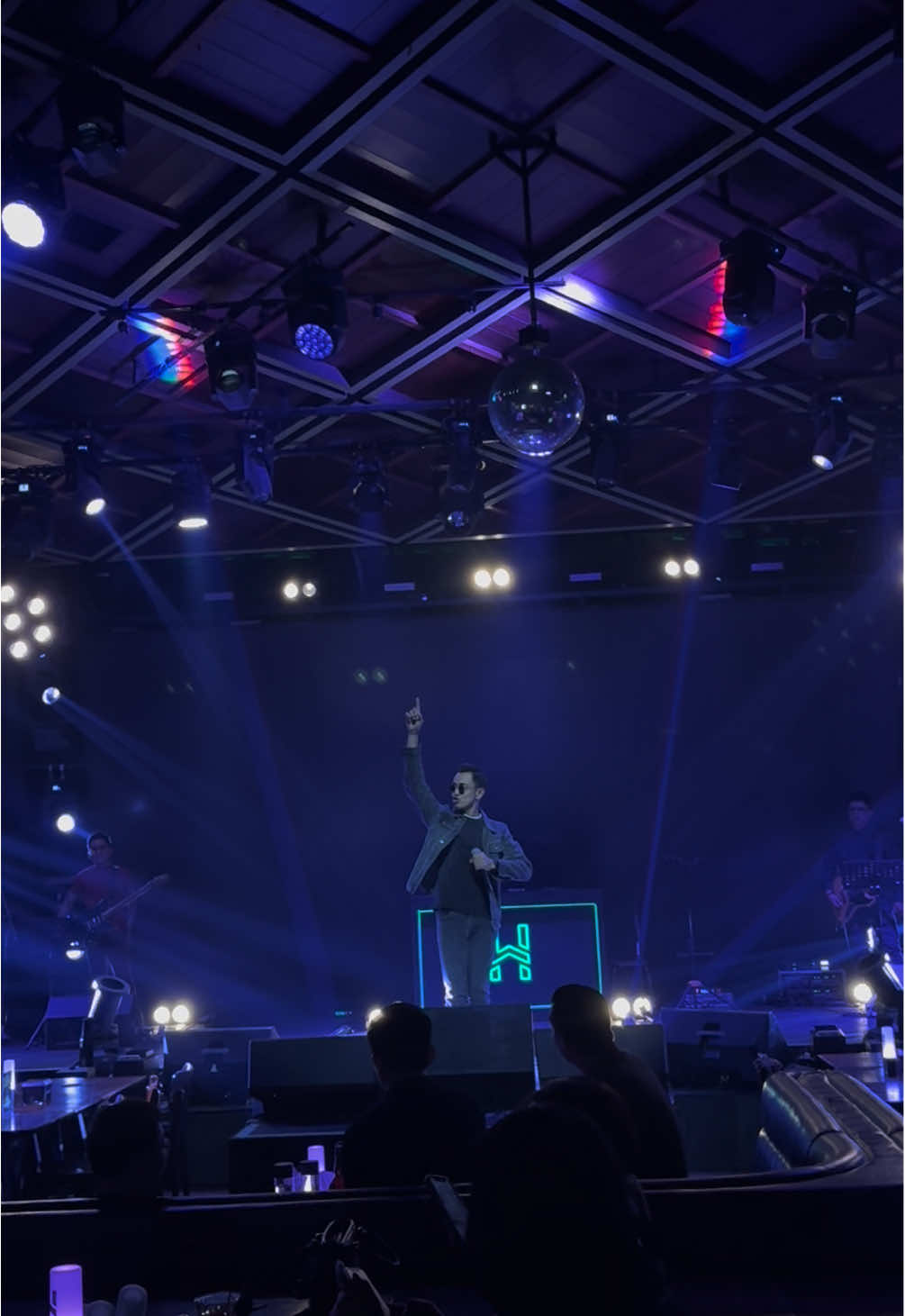 Akan tetap kuarungi hidup tanpa bercinta #riorahardjo #rahasiahati #elementband #musisiindonesia @ELEMENT 
