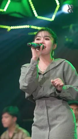 Jangan dilihat lama-lama. Dia Milikku, bukan buat umum. ✌🏻😎 . . . @tiaraamorraaa2 @OM HIMAWAN  #milikku #tiaraamora #omhimawan #dangdut #dangdutjadul 