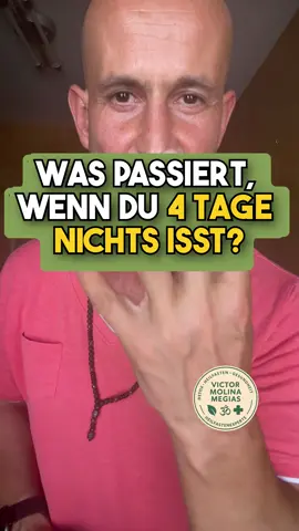 „Was passiert, wenn du 4 Tage nichts isst?“ ‼️ Kommentiere: START wenn du wissen willst wie HEILFASTEN wirklich funktioniert 💪🏽🌀 Viele denken, Fasten würde den Stoffwechsel runterfahren. Aber genau das Gegenteil passiert. Nach vier Tagen ohne Nahrung verbrennt dein Körper im Schnitt 2200 Kalorien – nicht weil er auf Sparflamme geht, sondern weil er hochschaltet. Wusstest du, dass dein Grundumsatz beim Fasten sogar steigt? Das liegt an cleveren hormonellen Anpassungen: ✅ Insulin sinkt drastisch – so kann der Körper endlich gespeicherte Energie freisetzen ✅ Wachstumshormone wie HGH schießen nach oben ✅ Die Sympathikusaktivität steigt – das hält dich wach und fokussiert Statt dich auszubremsen, bringt dich Fasten also in den Aktivierungsmodus: – Dein Körper greift gezielt auf Fettreserven zu – Du bleibst leistungsfähig, klar im Kopf und wach Warum funktioniert das nicht bei klassischen Diäten? Weil ständige Kalorienreduktion und Low Fat Ernährung den Stoffwechsel drosseln. Fasten dagegen schaltet ihn an. Kurz gesagt: Fasten ist kein Energiesparmodus – Fasten ist dein biologischer Turbo. 🚀 ‼️ Kommentiere: START wenn du wissen willst wie HEILFASTEN wirklich funktioniert 💪🏽🌀 fasten, heilfasten, stoffwechsel, grundumsatz, fettverbrennung, insulin, wachstumshormone, sympathikus, abnehmen, kaloriendefizit #heilfasten #stoffwechsel #abnehmen #fastenwissen #gesundheit