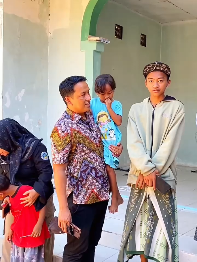Sekolah Rakyat yang merupakan salah satu Gagasan Strategis Bapak Presiden yang langsung diimplementasikan dengan cepar dan tepat oleh Gusmensos dengan kementerian dan lembaga terkait, merupakan lompatan memutus mata rantai kemiskinan.  Sekolah Rakyat bukan hanya persoalan akses Pendidikan yang berkualitas namun juga menjadi jalan lain terbukanya berbagai akses potensi dan sumber kesejahteraan Sosial terhadap keluarga yang menjadi fokus utama dari program ini, selain itu sekolah rakyat akan menyiapkan lapangan pekerjaan dan mendorong pertumbuhan ekonomi terlebih dilingkungan Sekolah. Alhamdulillah ditakdirkan membersamai Pendamping Sosial PKH dalam kegiatan edukasi dan asesment Calon Siswa Sekolah Rakyat yang merupakan 4 bersaudara yang tinggal di Kecamatan Tragah Kabupaten Bangkalan, merekan sangat layak kita perjuangkan masuk sebagai siswa di Sekilah Rakyat karena saat ini selain ada yang putus sekolah mereka tengah berjuang menjadi anak yang mandiri mengurus kesehariannya secara mandiri karena sudah tidak tinggal bersama orang tuanya. Semoga kelak mereka menjadi anak yang menjadi harapan dan kebanggaan keluarga. #SekolahRakyat  #kemensosselaluada  #gusmensos  #pendampingpkhkemensos  #sdmpkhluarbiasa  #socialworker 