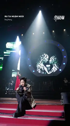 Một khúc ru… chạm vào chỗ sâu nhất trong tim | Ru ta ngậm ngùi - Tùng Dương #thanglongshow #liveshow #liveconcert #bainaychillphet #nhachaymoingay #nhacnaychillphet #rutangamngui #tungduong