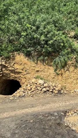 Going underground mine cave in jungle with 2000 feets deep #coalminer #blackdiamond #gold #minerals #support #plzdontunderviewsmyvedios #coalmine #blackdiamond #gold 