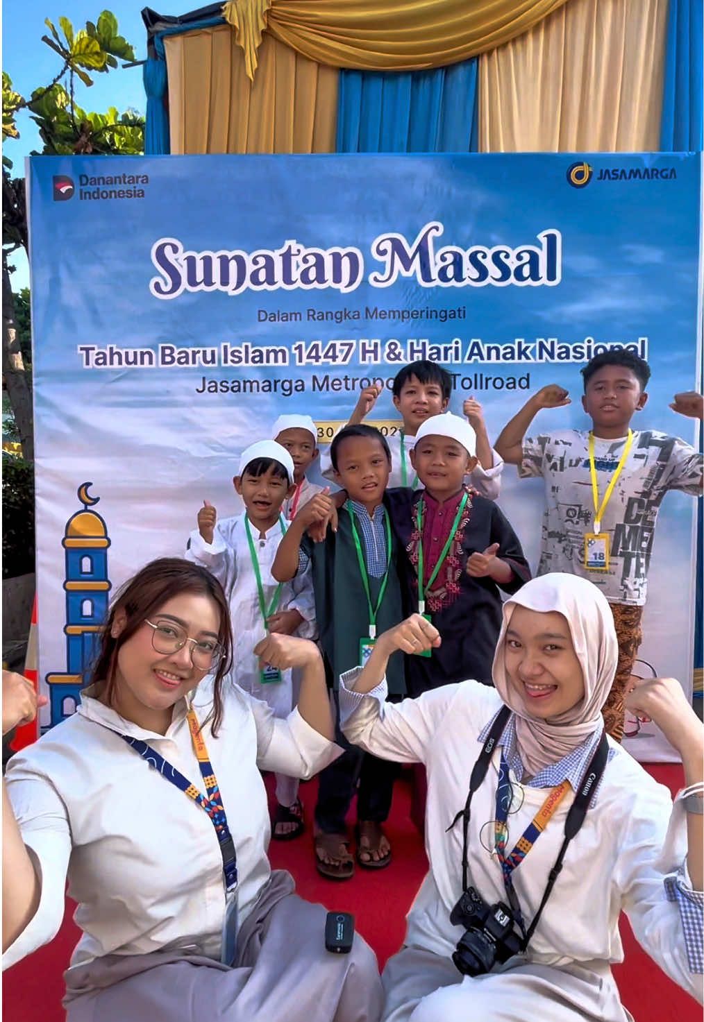 Kawan JM, dalam rangka memperingati Tahun Baru Islam 1447 H dan Hari Anak Nasional 2025, Jasamarga Metropolitan Tollroad Regional Division (JMT) bersama Badan Kerohanian Islam (BKI) JMT menyelenggarakan kegiatan Sunatan Massal pada Rabu, 30 Juli 2025 untuk anak-anak sebagai bentuk kepedulian sosial perusahaan kepada masyarakat, khususnya di sekitar wilayah operasional perusahaan. Sunatan Massal yang dilaksanakan di Kantor Jasamarga Metropolitan Tollroad ini diikuti oleh 43 orang anak-anak dari wilayah Jakarta, antara lain yaitu Cililitan, Kramat Jati, Makasar, dan Kebon Pala, serta para mitra di lingkungan JMT, yang didampingi langsung oleh orang tua atau wali.  Kegiatan Sunatan Massal merupakan wujud perhatian sekaligus kepedulian JMT terhadap kesehatan dan tumbuh kembang anak-anak. Kegiatan ini dilaksanakan sebagai bagian dari komitmen perusahaan dalam menciptakan dampak sosial yang nyata dan berkelanjutan bagi masyarakat dengan mengedepankan aspek kesehatan. Senior General Manager JMT Widiyatmiko Nursejati dalam sambutannya menyampaikan kepedulian JMT terhadap kesehatan dan tumbuh kembang anak-anak melalui penyelenggaraan kegiatan Sunatan Massal. “Sunatan massal ini memiliki makna nilai kesehatan yang sangat penting sekaligus pelaksanaan ibadah. Kami berharap kegiatan sunatan massal ini dapat menjadi stimulus kontribusi nyata bagi masyarakat dan ke depannya program serupa juga dapat dilaksanakan di wilayah operasional JMT lainnya, seperti Cibubur, Tangerang, maupun Bandung,” ujar Widiyatmiko.   Yuk simak keseruan kegiatannya sampai akhir🥰 #JasaMarga #JasaMargaConnectingIndonesia #Jasamargametropolitantollroad #BUMNUntukIndonesia #KementerianBUMN #DanantaraIndonesia #fyp    