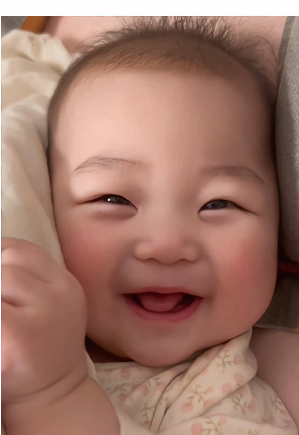 Em bé nghịch ngợm ăn trong chăn ga#xuhuongtiktok #foryou #embedangyeu #cutebaby 
