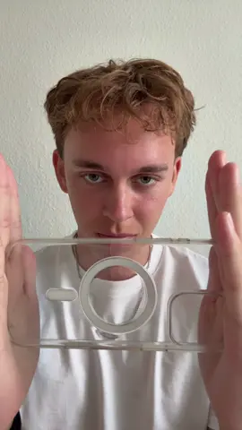 The phone case magic trick is too easy #magic #magictrick #phonecase #foryou #fyp #friendsontheotherside #goviral 