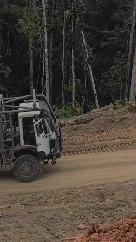tuwek kakean polah #fypシ゚viral #logingtruk  #houlingtruck #fyppppppppppppppppppppppp #mercedesbenz 