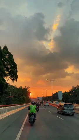 Sunset Bandung😍#promoseruweekend #bandung #suasanabandung #bandungvibes #fypp #fypシviral #sekitarbandung #jelajahbandung #bandunghits #bandunginfo #bandungexplore #jalananbandung 
