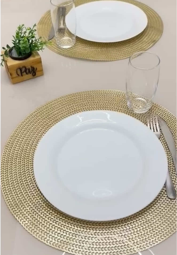 ✨ Uma mesa simples pode se transformar em uma mesa elegante com os detalhes certos! Esse meu jogo americano é na cor dourado é o toque de sofisticação que faltava na minha decoração. 💫 Se você também quer deixar sua mesa com um toque de elegância e o melhor, por um precinho que cabe no bolso é só clicar no link! 🛒💛✨   #mesaposta #jogoamericano #decoraçãodemesa #mesaelegante #souplast 