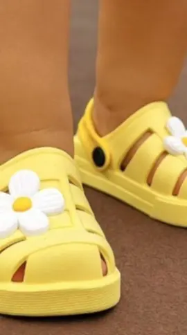 Dê uma olhada em Papete Infantil Menina Babuche Feminina Criança Leve Confortável por R$20,99 - R$29,89. Compre na Shopee agora!  https://s.shopee.com.br/1g86nLUTST código no app: CHN-FUM-YBE