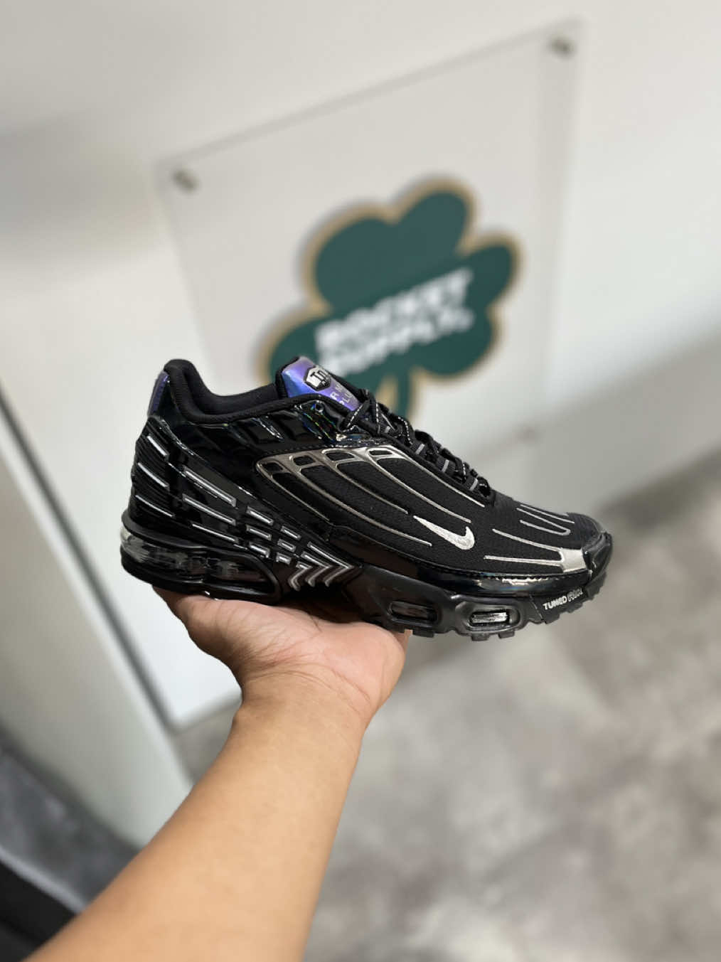 RESTOK SEDIKIT ! TN 3 PLUS IRIDESCENT BLACK 🥷🏻🪩 READY SIZE 39-44 // NEW & BOX 🧨 CARA ORDER? KLIK LINK DI BIO 🫵🏻 #fyp #rocketsupplys #casualoutfits 
