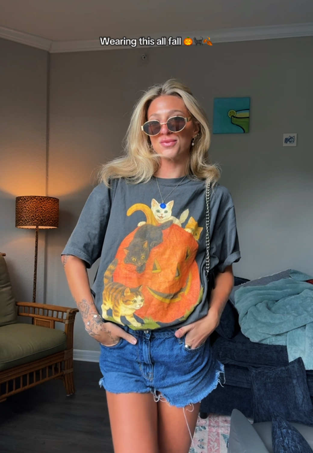 This comfort colors tee is PERFECT for fall I’m obsessed!! #fyp #tiktokshopcreatorpicks #tiktokmademebuyit #forthegirls #tshirt #funnytshirt #graphictees #oversizedtshirt #comfortcolors #halloween #cats 