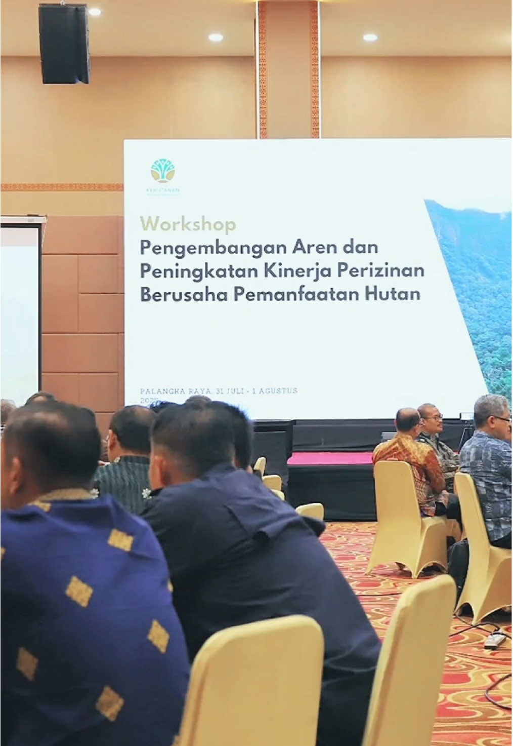 #Sobat rimba, BPHL Wilayah XII Palangka Raya hari Kamis (31/07/2025) dan Jumat (01/8/2025) telah melaksanakan kegiatan *Workshop Pengembangan Aren di Areal PBPH dalam rangka Mendukung Ketahanan Energi dan Peningkatan Kinerja PBPH*. Kegiatan dibuka oleh Dirjen PHL Laksmi Wijayanti didampingi Direktur PUPH Khairi Wenda. Kegiatan diikuti 110 PBPH lingkup Prov. Kalteng. Hadir sebagai narasumber penasehat utama Menteri Kehutanan Dr. Willie Smits, Direktorat PUPH, Dishut Prov. Kalteng, Balai Perhutanan Sosial Wilayah Kalimantan, Balai Gakkum Wilayah Kalimantan, BPKH Wilayah XXI Palangka Raya dan BPHL Wilayah XII Palangka Raya. Pengembangan Aren di Prov. Kalimantan Tengah memiliki peluang yang cukup tinggi, mengingat masih belum banyak dibudidayakan. Sehingga PBPH berpotensi tinggi untuk melakukan pengembangan Aren. Hal ini selaras dengan program asta cita Presiden Prabowo untuk kemandirian dan ketahanan pangan dan energi. Peningkatan kinerja PBPH melalui evaluasi fragmentasi areal kerja diharapkan dapat mendorong upaya penyehatan ekosistem berusaha pengelolaan usaha pemanfaatan hutan secara berkelanjutan. #kemenhut #ditjenphl #dit.puph #bphlxii #pbph #tanamanaren #evaluasi #kinerja #fragmentasi #hutan@Ditjen PHL KLHK @direktoratpuph @DISHUT KALTENG @Balai Dalkarhut Wil Kalimantan 