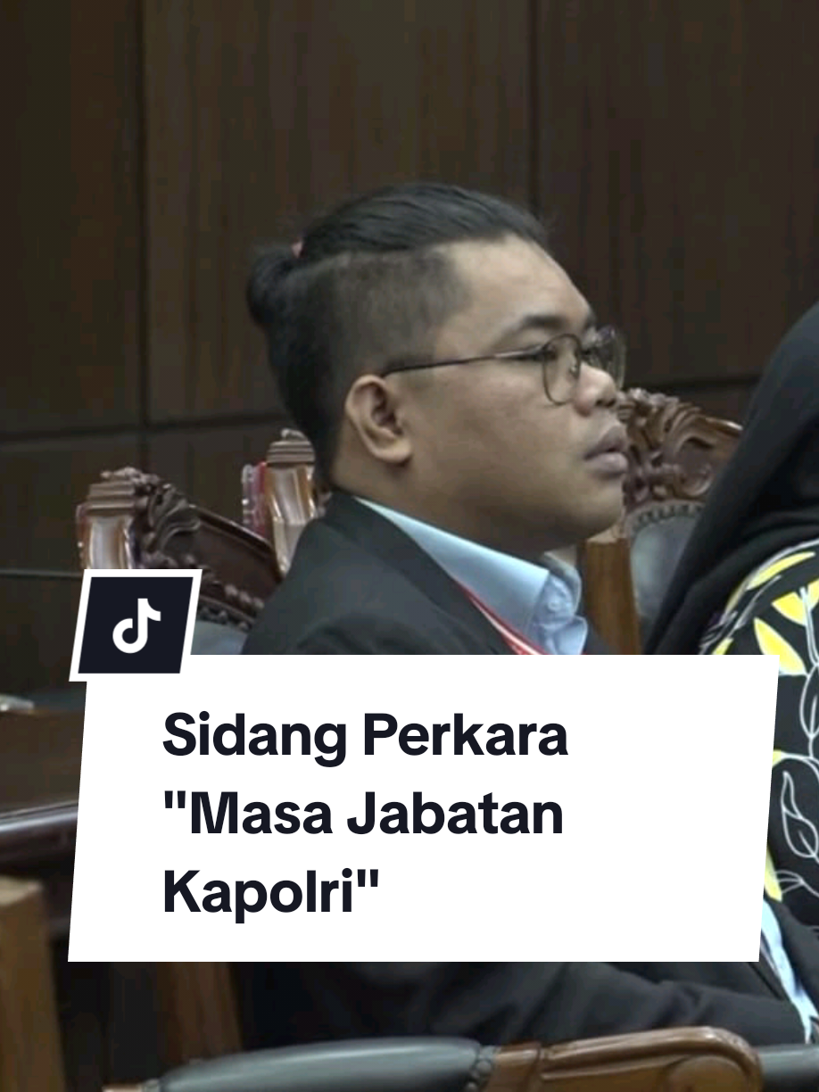 kenapa masa jabatan Kapolri di Permasalahkan?? hal yang di mohononkan ialah mengenai berapa lama dan kapankah masa jabatan Kapolri berakhir sama sekali tidak diatur dalam batang tubuh maupun dalam penjelasan UU No. 2 Tahun 2002, sehingga memungkinkan seorang Kapolri menjabat terus menerus.. Bahwa berdasarkan Pasal 11 ayat (1) UU No. 2 Tahun 2002, Kapolri merupakan pejabat tertinggi di lingkungan Kepolisian Negara Republik Indonesia. Sebagai pemegang komando tertinggi, Kapolri bertanggung jawab penuh atas arah kebijakan, strategi, dan operasional seluruh jajaran kepolisian di Indonesia. Oleh karena itu, kualitas, integritas, dan visi seorang Kapolri akan menentukan secara langsung baik-buruknya citra, profesionalisme, dan kinerja Polri ke depan,. Namun pada kenyataan hal tersebut tidak menggambarkan seorang Pemimpin Tertingi dalam tubuh Polri yang baik oleh karena beragamnya peristiwa pelanggaran hukum oleh institusi Polri tersebut. #masajabatankapolri  #ujimateri  #hukumtatanegara  #fyppppppppppppppppppppppp  #salaMKonstitusi  #MengawalKonstitusi  #hukumindonesia 