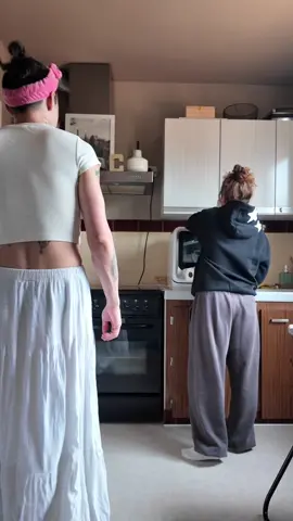 Faut les choquer, sinon elles prennent trop la confiance… 😂 #humour #couple #fyp #pourtoi #couplescomedy 