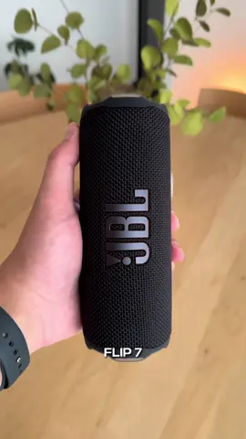 Here are some of the JBL Flip 7’s features. Love the interchangeable clips and the compactness! @JBL New Zealand #jblspeaker #flip7 #portablespeaker #speakers #techtok #gifted #fyp 