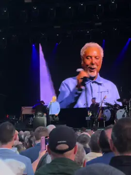 85 and voice like this.. Tom Jones literally has my heart ♥️ #tomjones #newmarketracecourse 