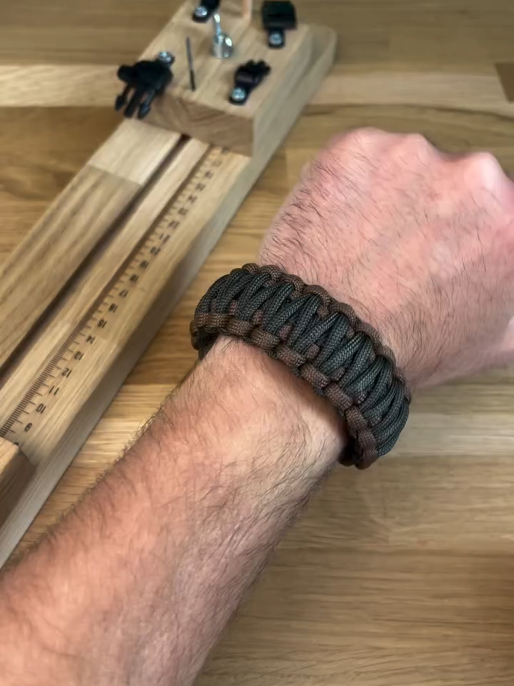 Tuto bracelet King cobra ! 2x plus de corde en cas de besoin autour du poignet. #fyp #relaxingvideos #bricolage #diybracelet #atelier #Relationship #reels #tik_tok #paracord #paracordbracelet #paracordcraft #paracordtutorial #paracordprojects #knotting #survivalgear #handmadegear #cordcraft #tacticalgear #survivaltools