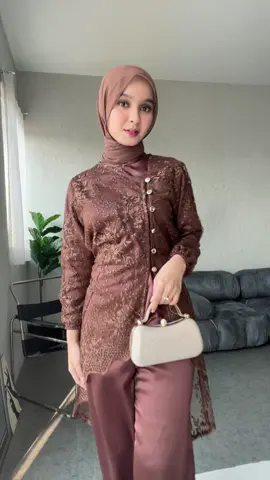Yeyyy akhirnya hijablabel ada oneset jugaa🔥 yuk gabung di sesi live kita hari ini untuk liat detail produk baru kita onesetnya 10 orang yg co pertama ada diskon sampai 50% guysss😍🔥#hijablabel_hl #onesetkekinian #onesetwanita #setcelviral 