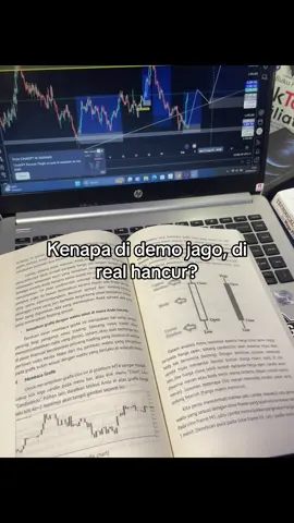 Demo vs Real Pernah ga kalian ngerasa... Di akun demo kalian dewa chart. Semua entry rapi. SL-TP kena. Winrate hampir sempurna. Tapi begitu pindah ke akun real... tangan tiba-tiba gemeter. Setup yang biasanya gampang dieksekusi mendadak keliatan kayak jebakan. SL kalian geser. TP kalian ubah. Semua plan berantakan. Gue pernah di posisi itu. Dan gue sadar... Masalahnya bukan di strategi. Masalahnya di mental. Demo ngajarin cara baca chart. Tapi akun real ngajarin cara baca diri sendiri. Karena di demo, yang kalian taruh cuma waktu. Di akun real, yang kalian taruh ego, rasa takut, dan harapan. Dan itu bikin semua teori hancur kalau mental belum siap. Gue akhirnya belajar satu hal: Market gak peduli seberapa jago analisa kita. Market cuma ngehargain trader yang bisa tetap tenang di bawah tekanan uang asli. Solusinya? Mulai kecil. Bukan cuma di lot, tapi di ekspektasi. Anggap akun real pertama kalian bukan untuk cari profit besar, tapi untuk melatih mental. Karena mental yang terlatih akan bikin semua strategi kalian benar-benar bekerja. Jadi sekarang gue tanya: Pernah ga kalian ngerasa semua skill di demo tiba- tiba hilang begitu pindah ke akun real? Kalau kalian lagi di fase itu, jangan nyerah. Semua trader hebat pernah lewat di jalan yang sama. Tulis pengalaman kalian di komentar. Cerita kalian bisa jadi harapan buat trader lain yang lagi berjuang. #tradingforex #trader 