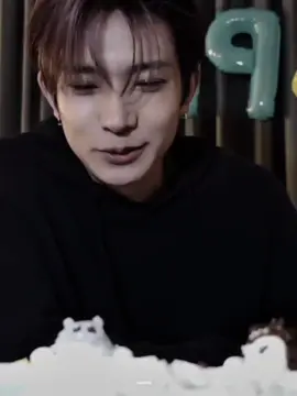#Pov Angkringan series last episode (SPESIAL HEESEUNG PART)  Seperti biasa, angkringan ramai. Heeseung dan teman-temannya sudah nongkrong. Namun, suasana di antara mereka agak berbeda. Heeseung banyak diam dan keliatan cuek.  