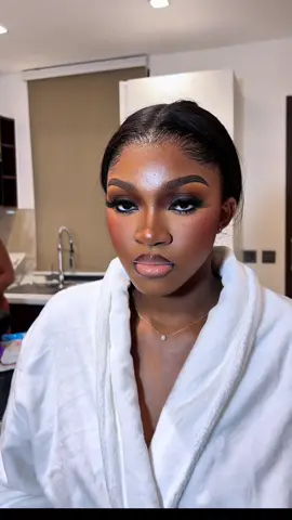 Smokey glam for the birthday gurl 😍😍 Makeup @quincyblaq_gh  Call/whatsapp 0531830628  #accramakeupartist #ghmakeupartist #ghweddings #ghwedding 