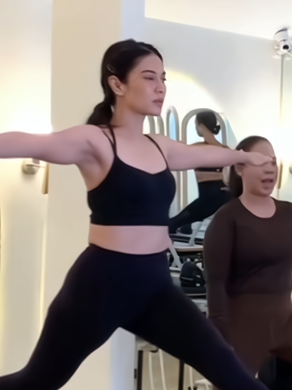 Dian Sastro Olahraga Pilates 🖤 😍💦 #diansastro #diansastrowardoyo #fypシ゚ #foryoupagе #artiscantik #cantik #hot #cewekcantik #cewekindonesia #fyp #artisindo #artisindonesia #artis 