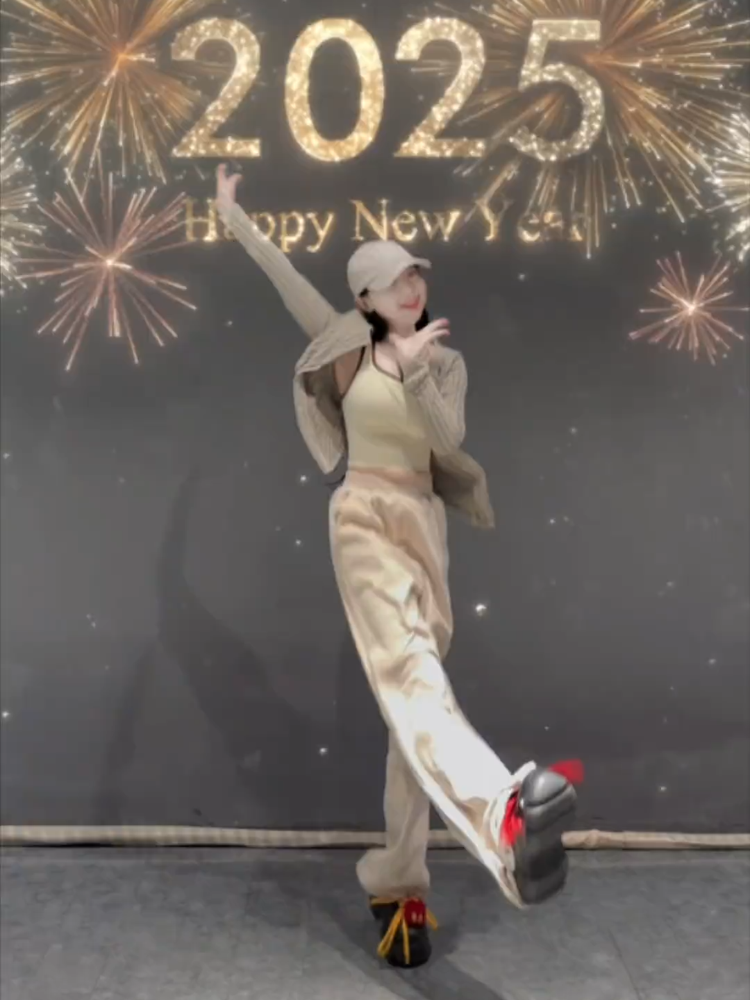 对你说声新年快乐～这一年辛苦烦恼算什么 在茫茫人海之中选中我，我就是最最幸福的那一个我🥰#舞蹈 #跨年 #新年倒计时 #开启一年好运 #岁岁长欢愉年年皆胜意