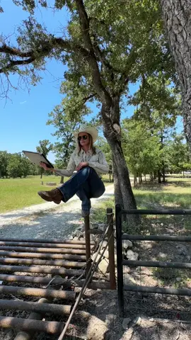 No heels in the pickup today  #nickiminaj #trend #balance #balancedlifestyle #laptop #fence #post #HARD 