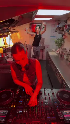 Chef @riana.holley serves up a vibrant, fruit-infused mix on @lethimcook.radio 🍓🇧🇪🎶 #lethimcook #lethimcookradio