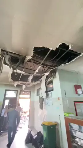 metroikn, SAMARINDA – Komisi IV DPRD Kalimantan Timur (Kaltim) melakukan kunjungan langsung ke RSUD Abdoel Wahab Sjahranie (AWS) Samarinda, setelah rumah sakit rujukan regional tersebut mengalami musibah kebakaran pada Selasa (29/7/2025) dini hari, sekitar pukul 02.00 Wita. Wakil Ketua Komisi IV DPRD Kaltim, Andi Satya Adi Saputra, menyampaikan keprihatinannya atas kejadian tersebut dan menilai perlunya dilakukan evaluasi menyeluruh terhadap sistem kelistrikan rumah sakit guna mencegah insiden serupa terjadi kembali di masa mendatang. “Pertama-tama kita mengucapkan prihatin atas kejadian ini. Yang kedua, Komisi IV langsung meninjau ke lokasi kebakaran bahwa ternyata ada ruangan yang terdampak,” ujar Andi saat ditemui di lokasi, Rabu (30/7/2025). Komisi IV DPRD Kaltim mendesak manajemen rumah sakit untuk segera melakukan evaluasi total terhadap sistem mekanikal dan elektrikal. Menurut Andi, rumah sakit sebagai fasilitas vital pelayanan publik tidak boleh luput dari perhatian menyangkut potensi keselamatan. Selengkapnya baca di: https://metroikn.co/kebakaran-rsud-aws-samarinda-jadi-alarm-bahaya-dprd-kaltim-soroti-usia-bangunan-dan-sistem-listrik/ #dprdkaltim #rsudawssamarinda #kebakaran #metroikn