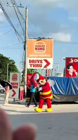 Aliw itong si Jollibee eh balak pa yata sumama sa amin pauwi😂 @Jollibee #jollibee 