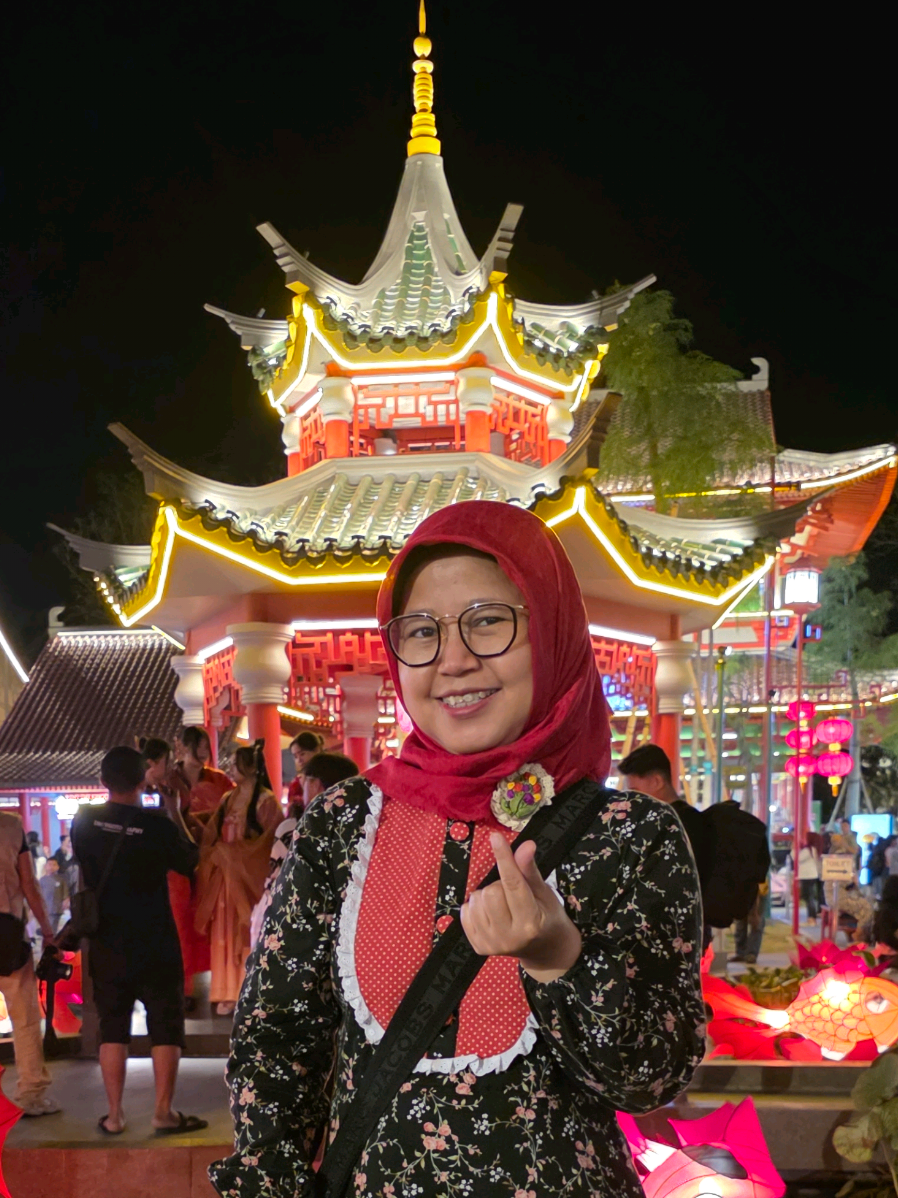 Shanghai ❌️ Surabaya rasa Shanghai ✅️ Malem mingguan dengan vibes Shanghai, bisa datang ke Shanghai Park Pakuwon City Mall Surabaya. Sambil kulineran makanan ala China, Indonesia, Jepang sampe Korea. Ada yg halal, ada yg non halal, ada yg no pork no lard. Tinggal lihat aja di papan menunya. Bisa juga sewa hanfu buat foto2.  Oh ya tiket masuknya GRATIS yaa...yuk cuzzzz #shanghai  #shanghaipark  #pakuwoncity  #surabayahits  #kulinersurabaya 